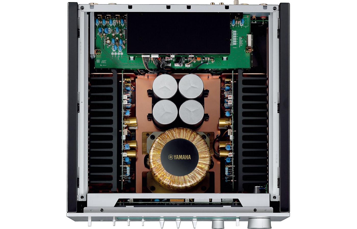 Amplificador Yamaha de 7000$ con disipador y chasis separados eléctricamente.